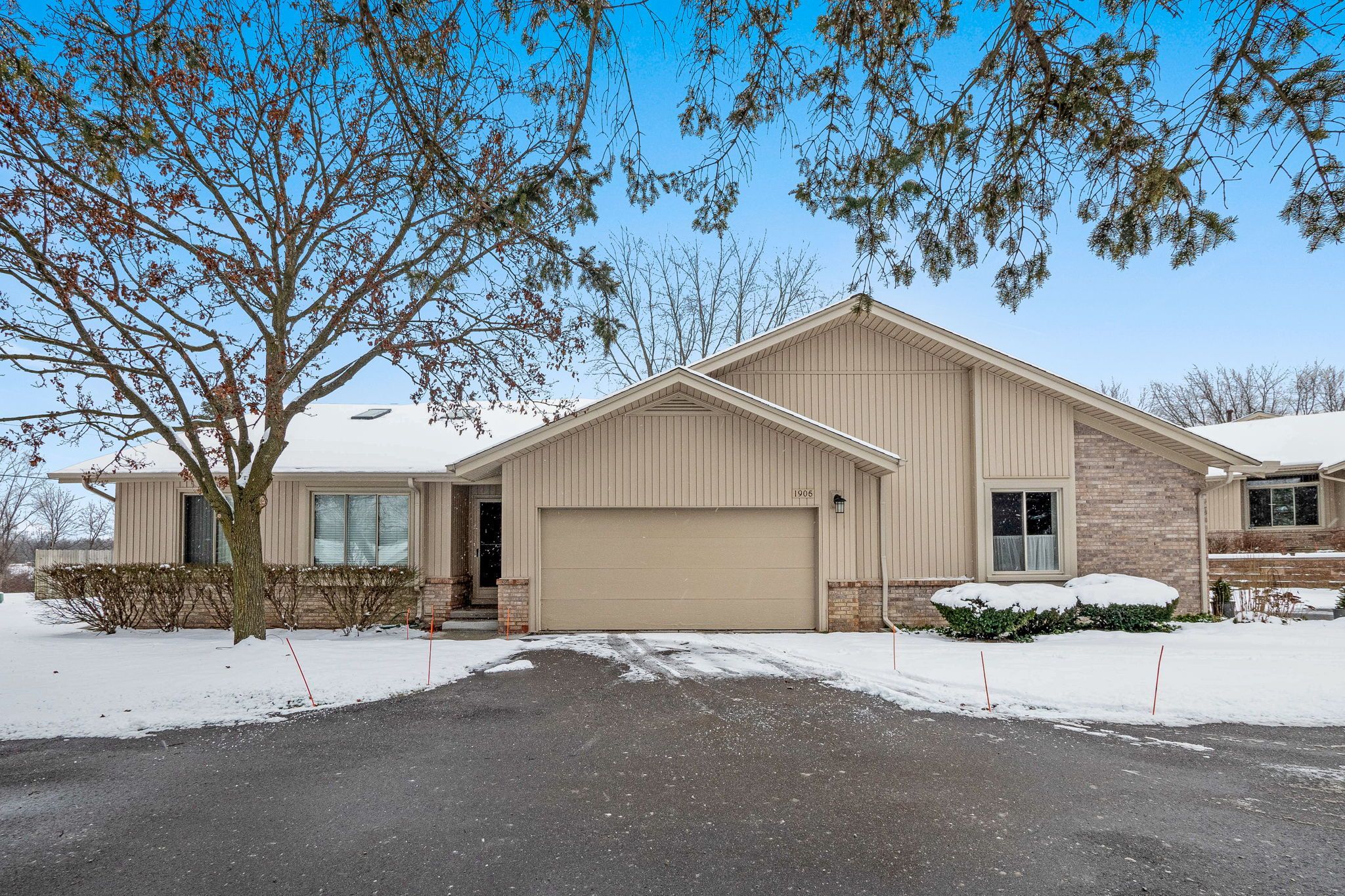 1905 COUNTRY LANE, LAKE ORION, MI 48360